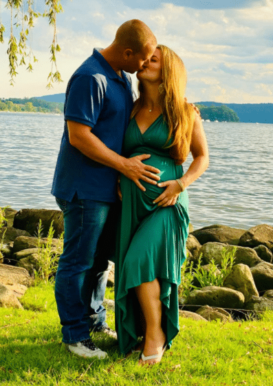 green dress for spring or summer maternity sexy photo shoot