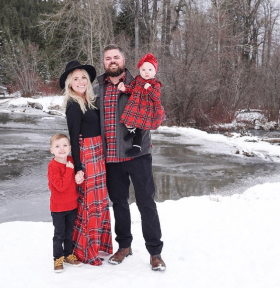 outdoor Christmas family photo outfit ideas in red plain and black