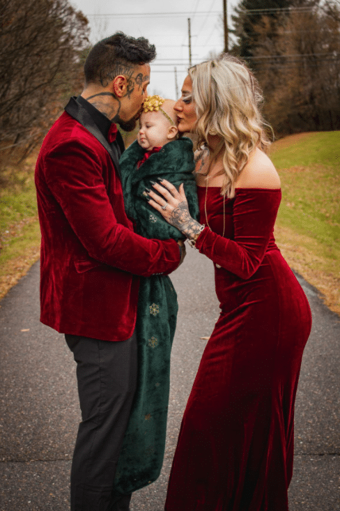 outdoor romantic family Christmas photo shoot and Christmas picture outfit ideas and dresses