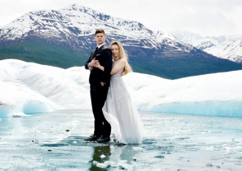 Winter Outdoor Engagement Photos with Snow