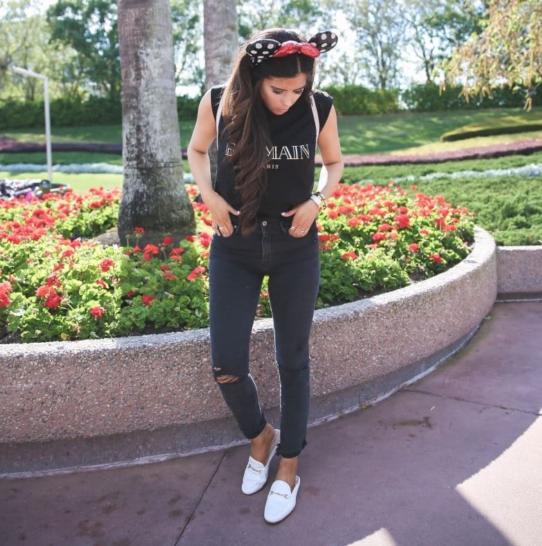 cute Epcot outfit for Disney with black jeans, sneakers, and black t-shirt
