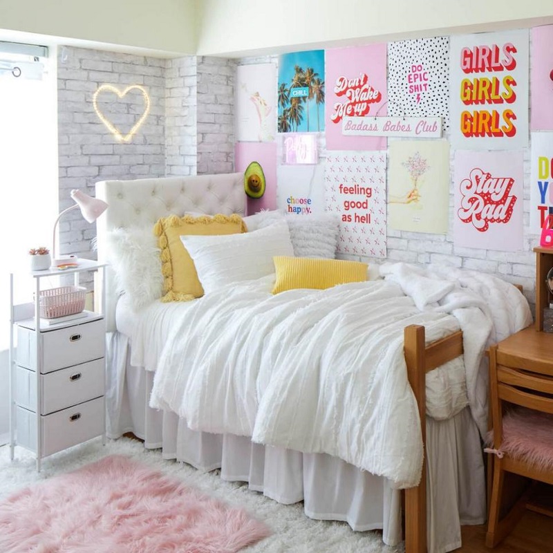 college dorm room decor with pink rug