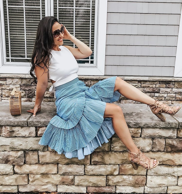 cute summer date night outfit with skirt and heels