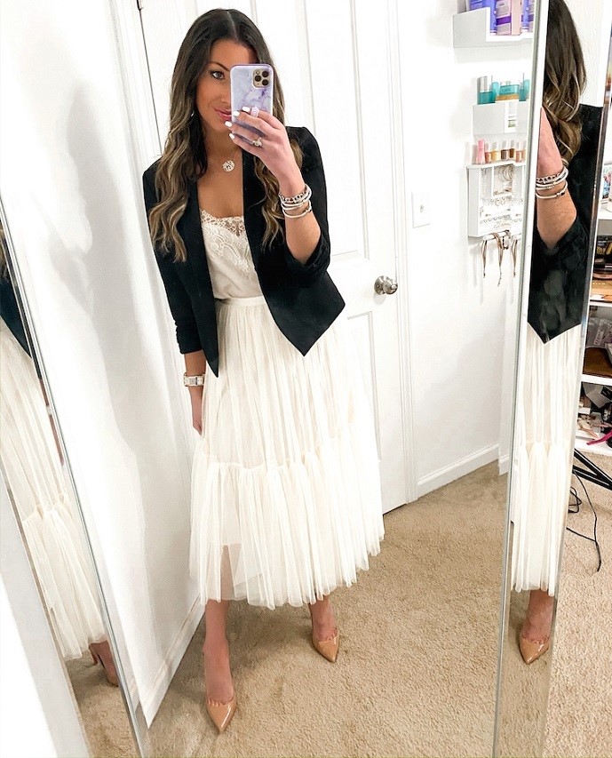 summer date night outfit with white skirt and jacket