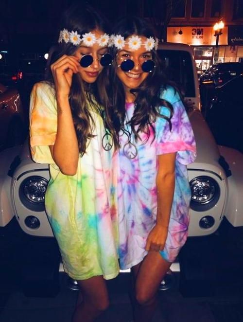 Hippie girls easy DIY Halloween costumes for teenage girls, tweens, and college students