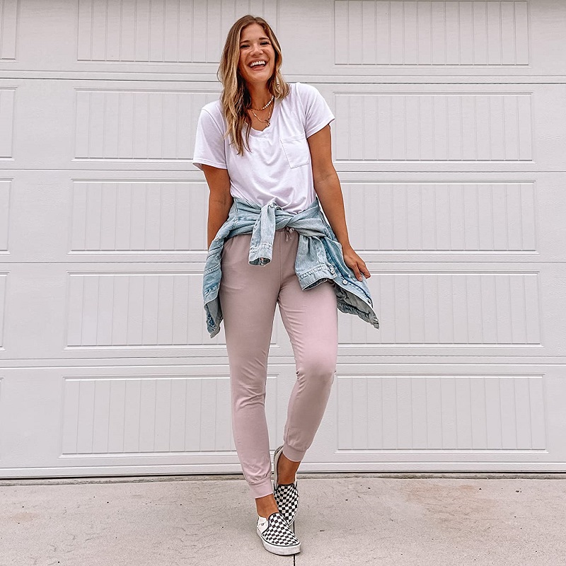 cozy summer travel outfit for women with pink joggers and white t shirt and sneakers