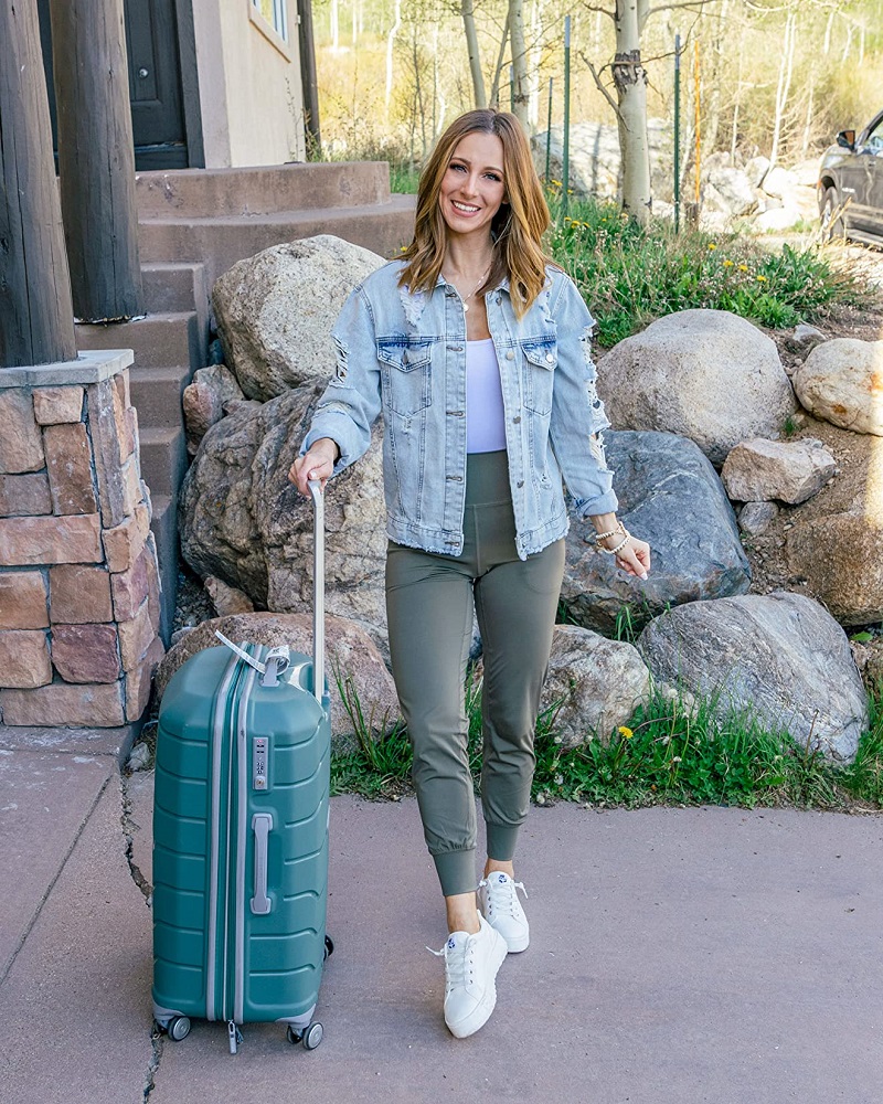 travel outfit for moms with joggers, jean jacket, and sneakers