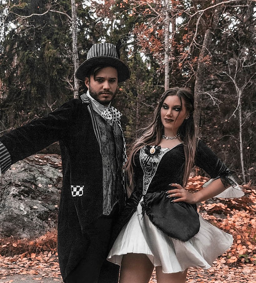 Sexy Couples Halloween Costumes with Vampires