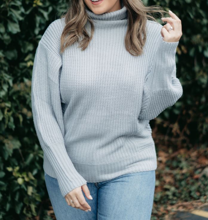cozy gray sweater outfit idea for winter with jeans