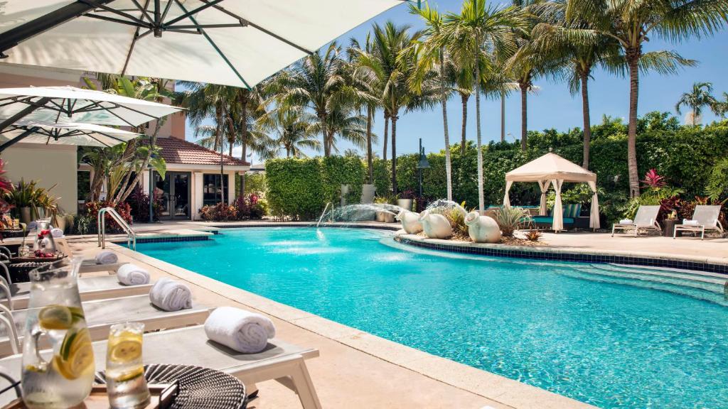 Renaissance Hotel near Fort Lauderdale cruise port pool