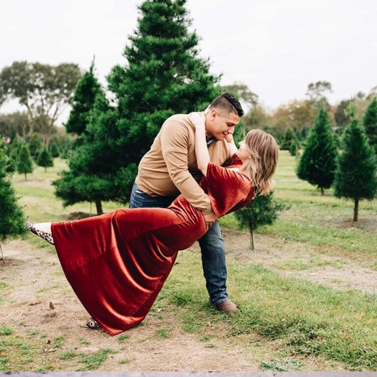 12 Amazing Winter Engagement Photo Outfits and Ideas