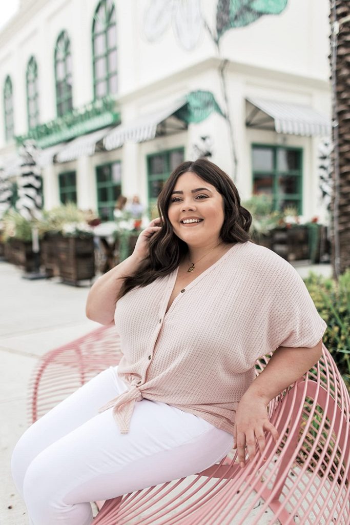 cute plus size outfit for spring with white jeans