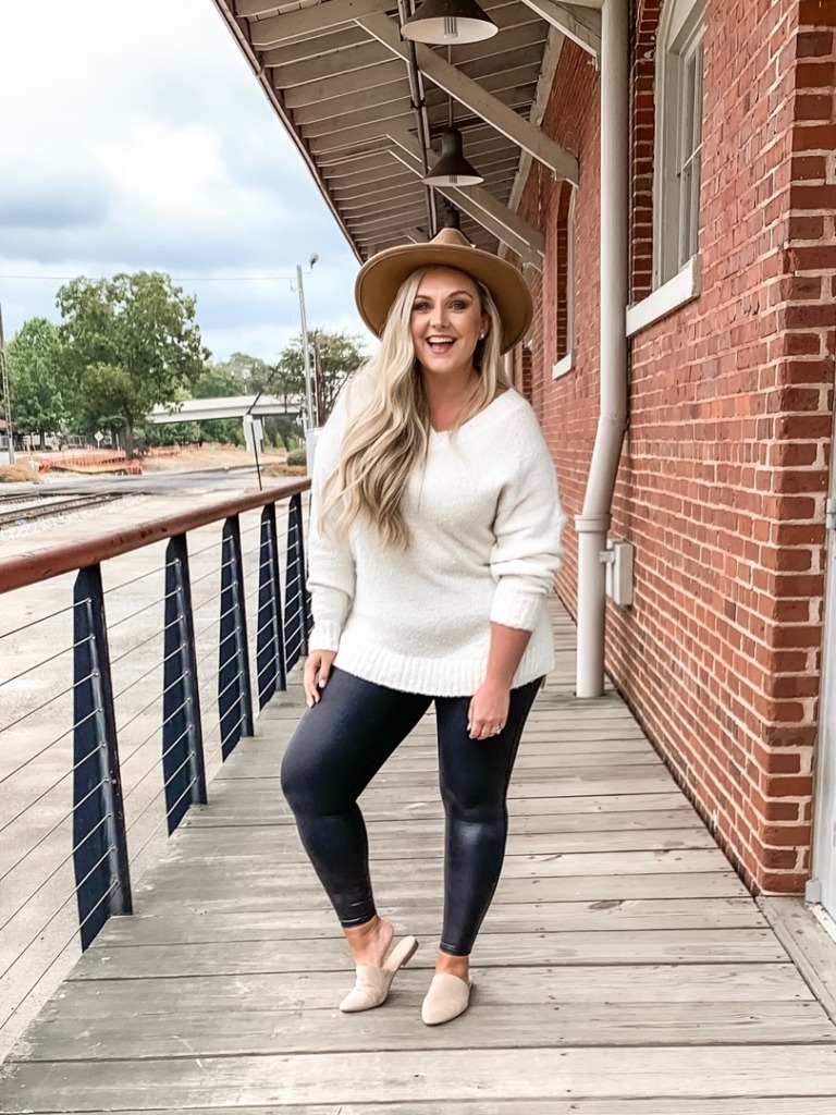 plus size fall outfit with Fedora hat, leggings, and sweater