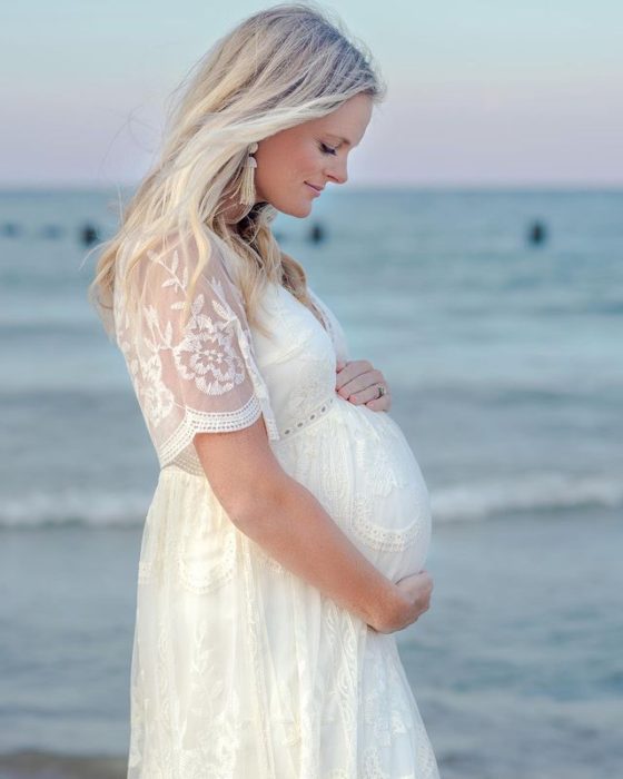27 Boho Maternity Photoshoot Ideas and Dresses.