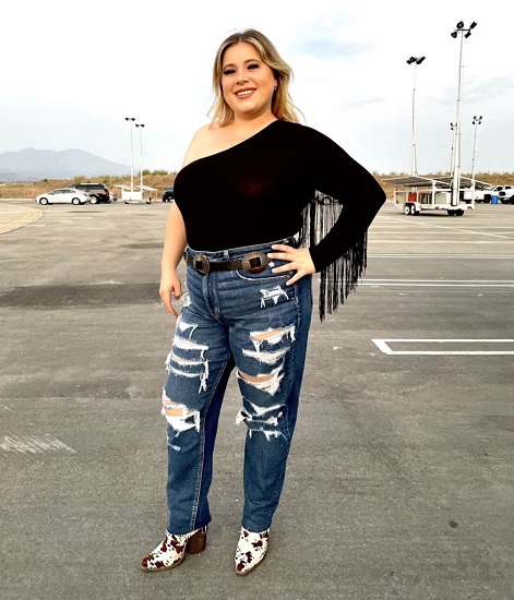 Plus Size Country Concert Outfit with Jeans