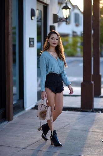 Black Jeans Short Outfit for Summer with Black Booties
