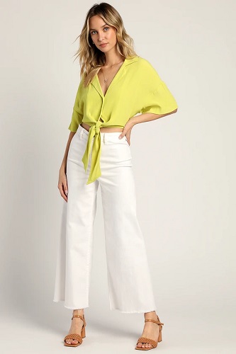 Casual White Capri Pants Outfit with Tie-Front Top for Vacation