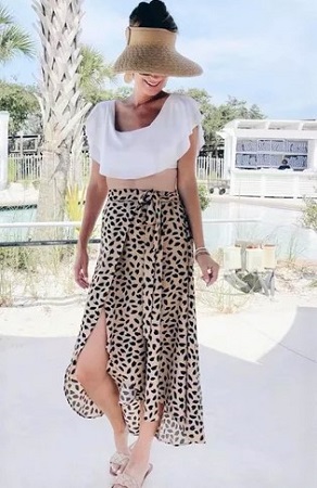 Cute Summer Outfit with Leopard Print Skirt and Hat