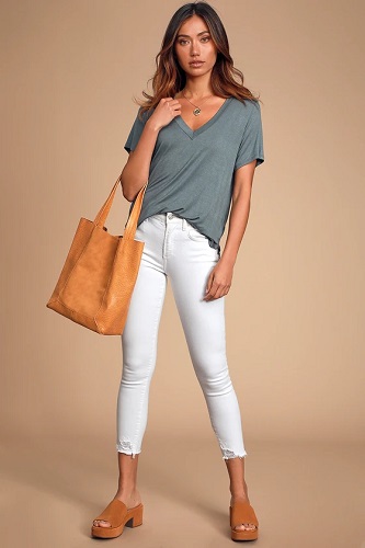 Outfit with White Capris and V-Neck T-Shirt for Spring and SUmmer