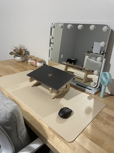 College Dorm Room Idea for Desk