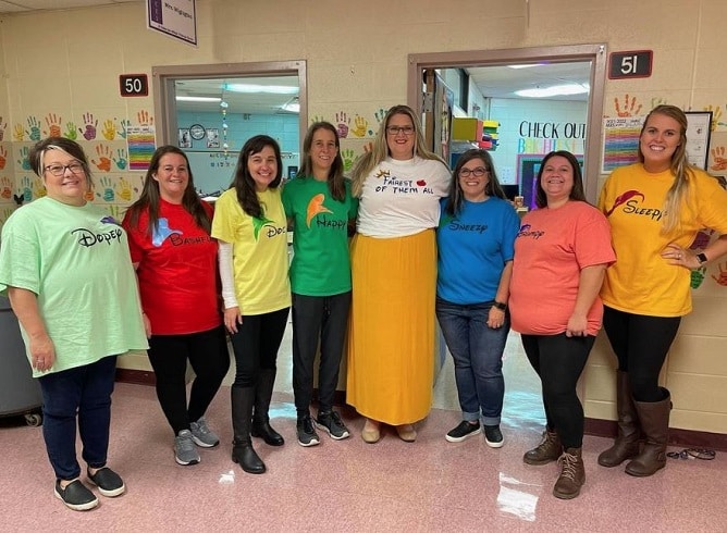 Easy Group Halloween Costumes for Teachers Snow White and the Seven Dwarfs