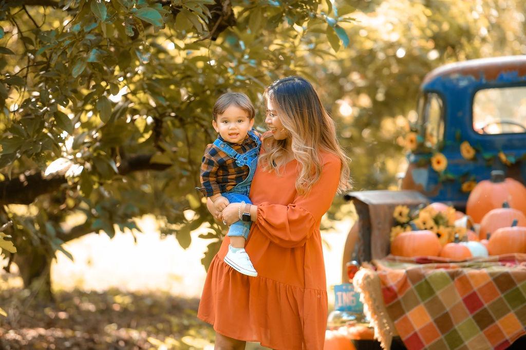 fall family photo outfits with mom and son