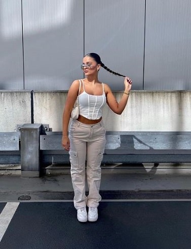 Street Style Cargo Outfit for Women with 90s Style