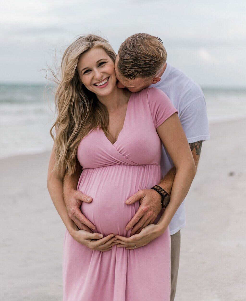 beach maternity photoshoot outfit