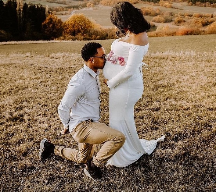 Couple Maternity Photoshoot Man Kneeling