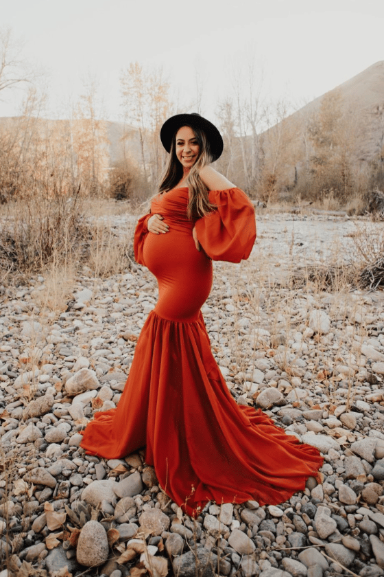 19 Best Fall Maternity Photoshoot Ideas and Dresses