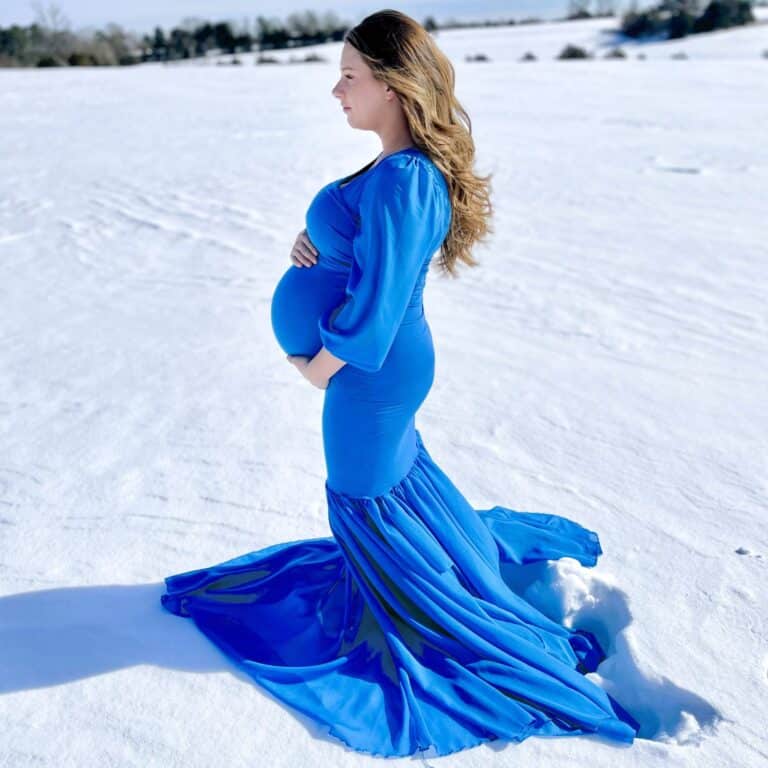 16 Best Winter Maternity Photoshoot Ideas and Dresses