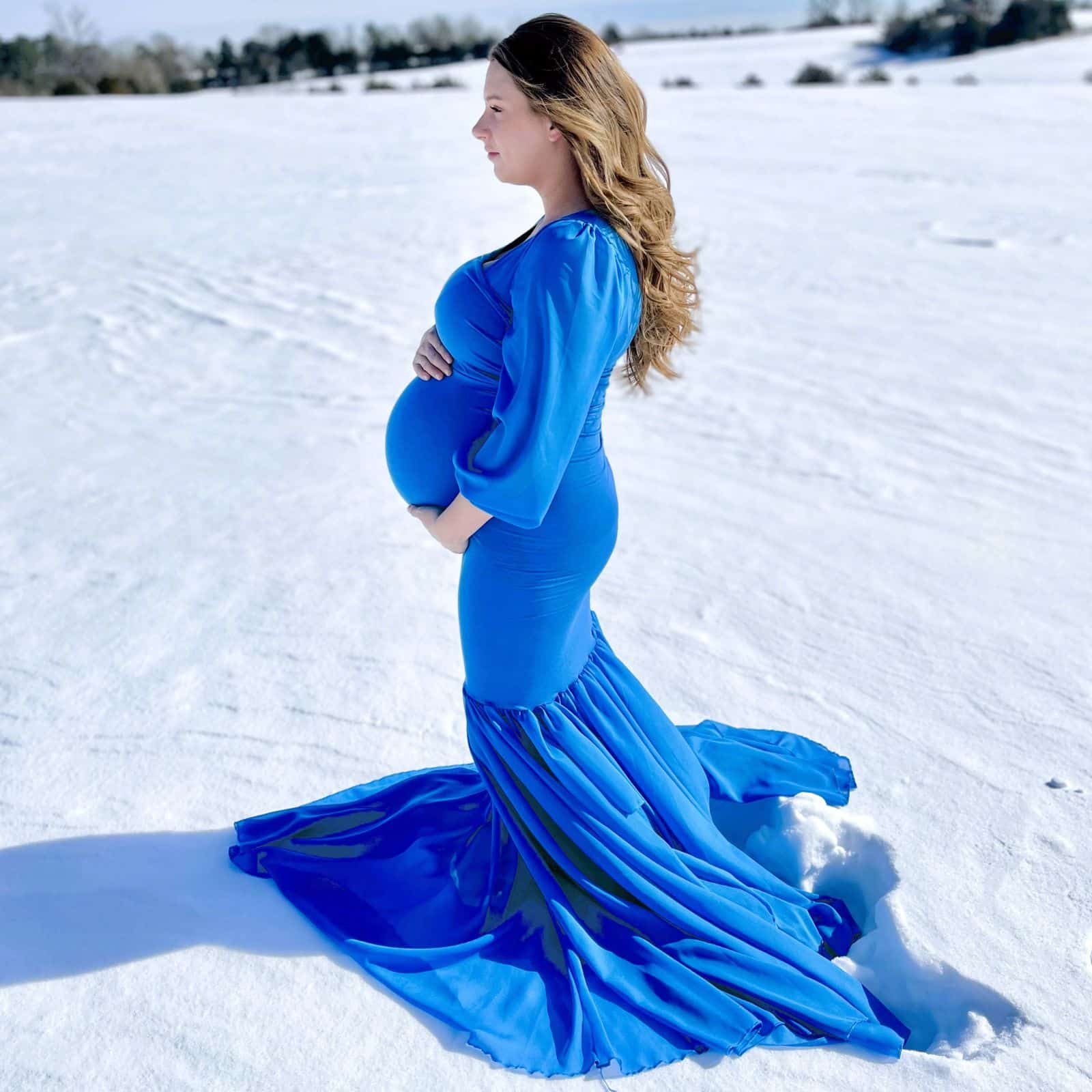 16 Best Winter Maternity Photoshoot Ideas and Dresses.