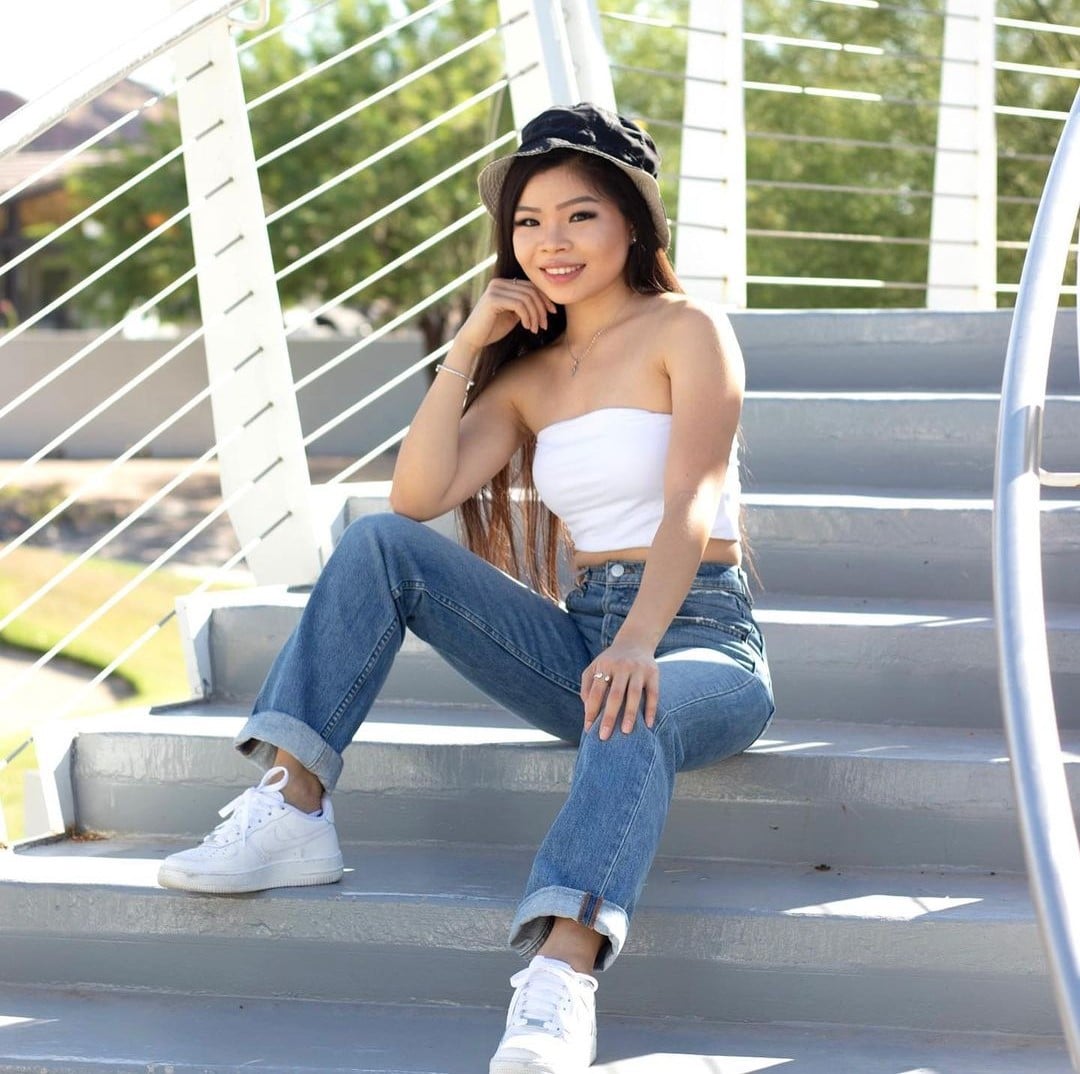 Bucket Hat Outfit with Jeans, White Crop Top, and Nike Air Force 1s