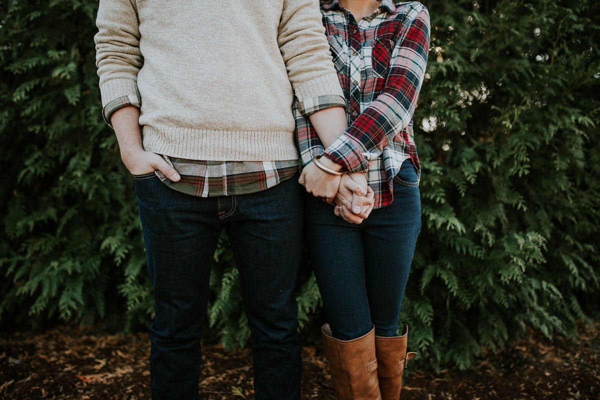 Christmas Couple Pictures Holding Hands