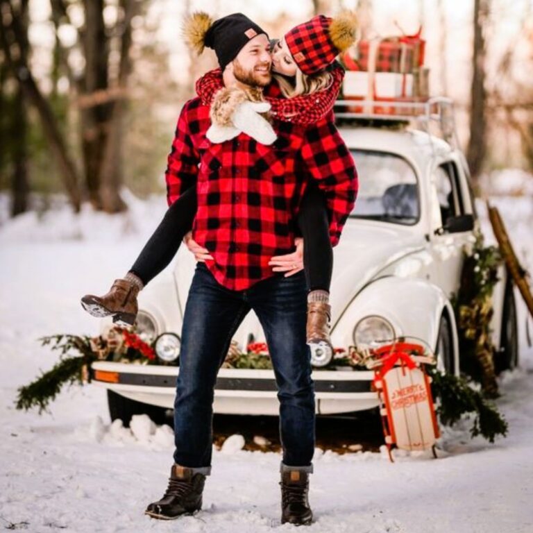 17 Cute Christmas Couple Pictures & Photoshoot Ideas