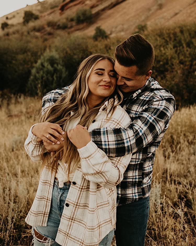 Fall Engagement Photo Idea with Jeans