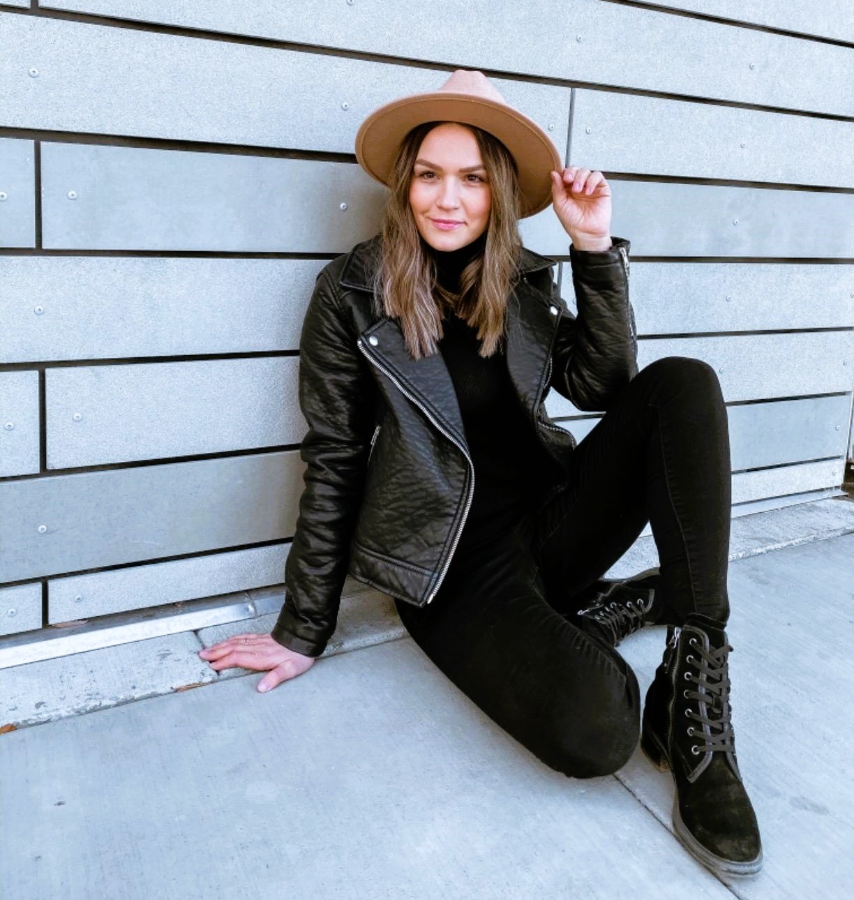Fall Outfit with Brown Fedora Hat, Skinny Jeans, and Leather Jacket