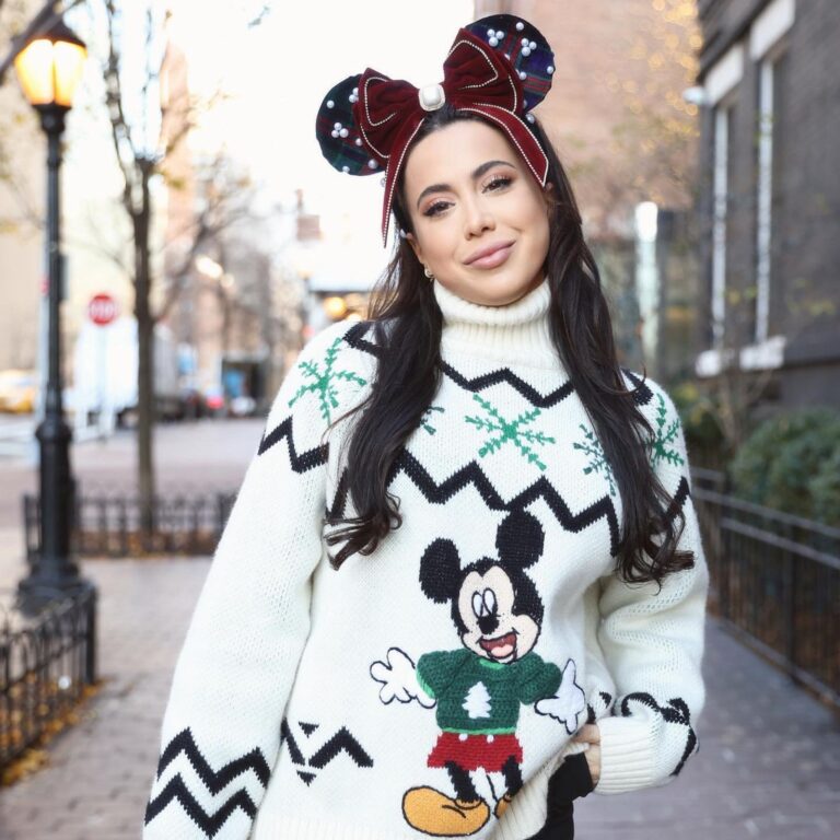 10 Cute Disney Christmas Outfits