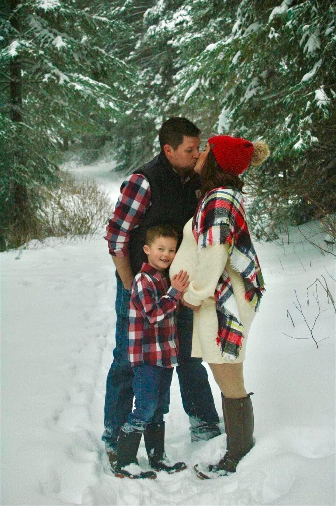 family Christmas photoshoot outfits plaid and cream