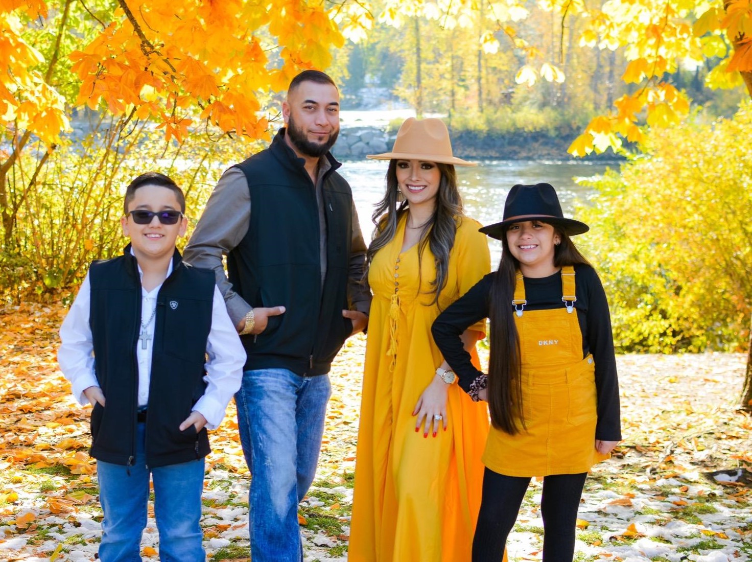 unique fall family photo outfits yellow and black