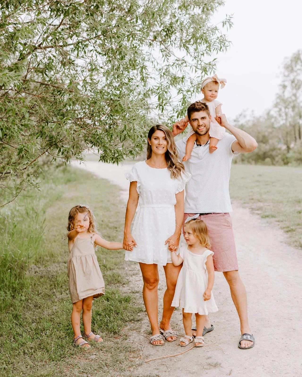 neutral colored summer family photo outfits