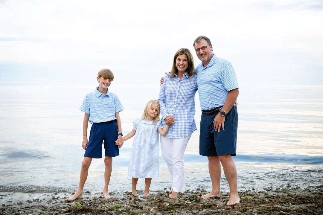 summer family photo outfits for beach photos