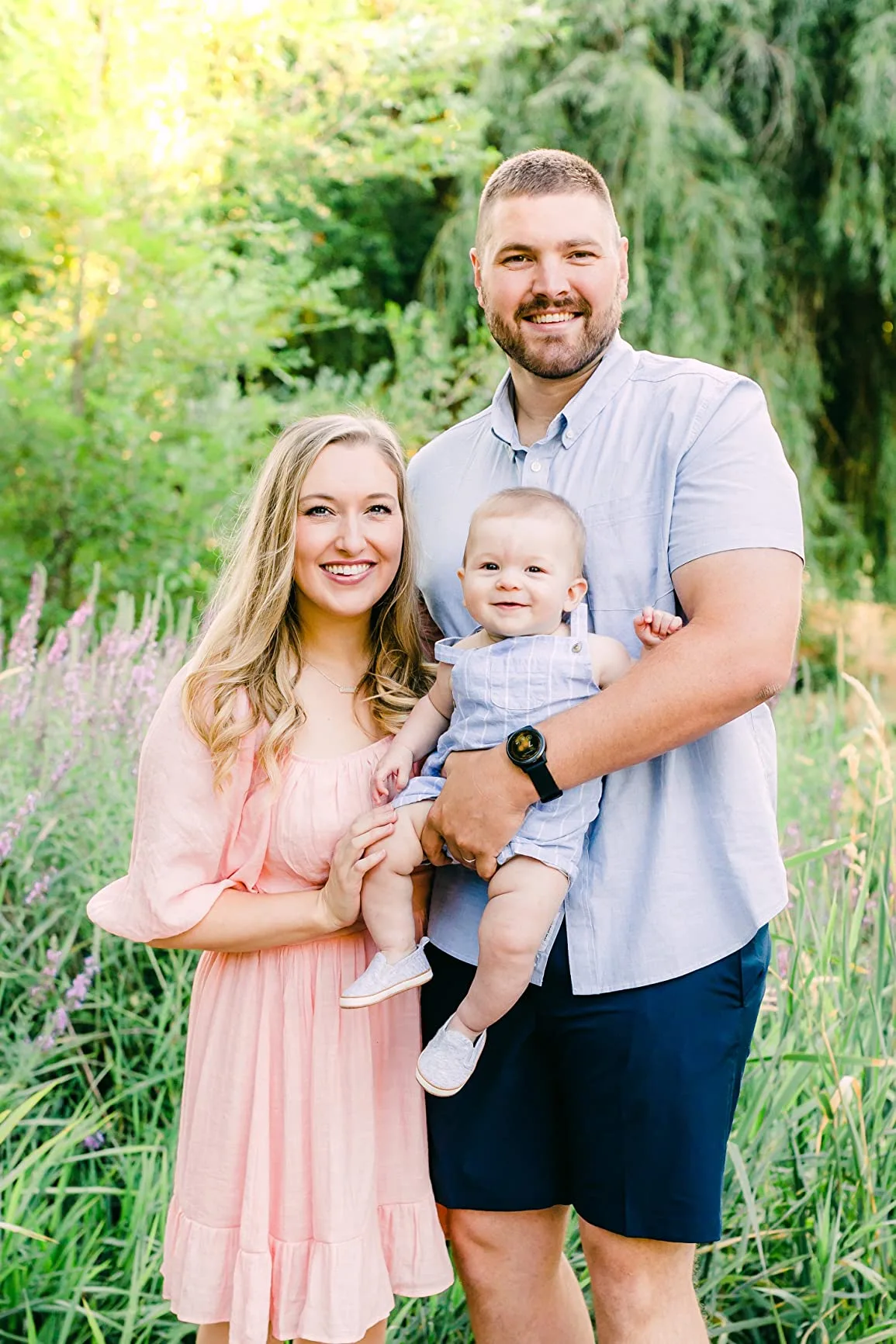 summer family photo outfits in pink and baby blue