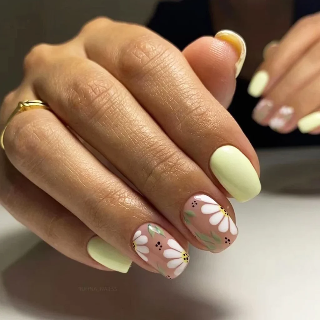 short square nails for summer with daisies