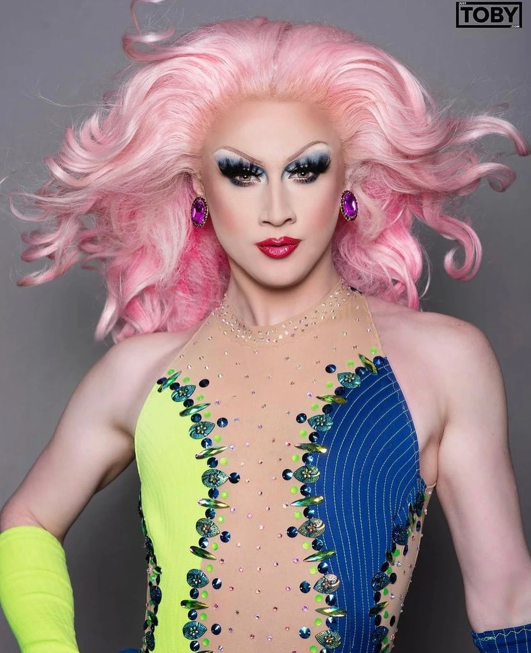 What to Wear to a Drag Show for Women and Men (Party Time!)